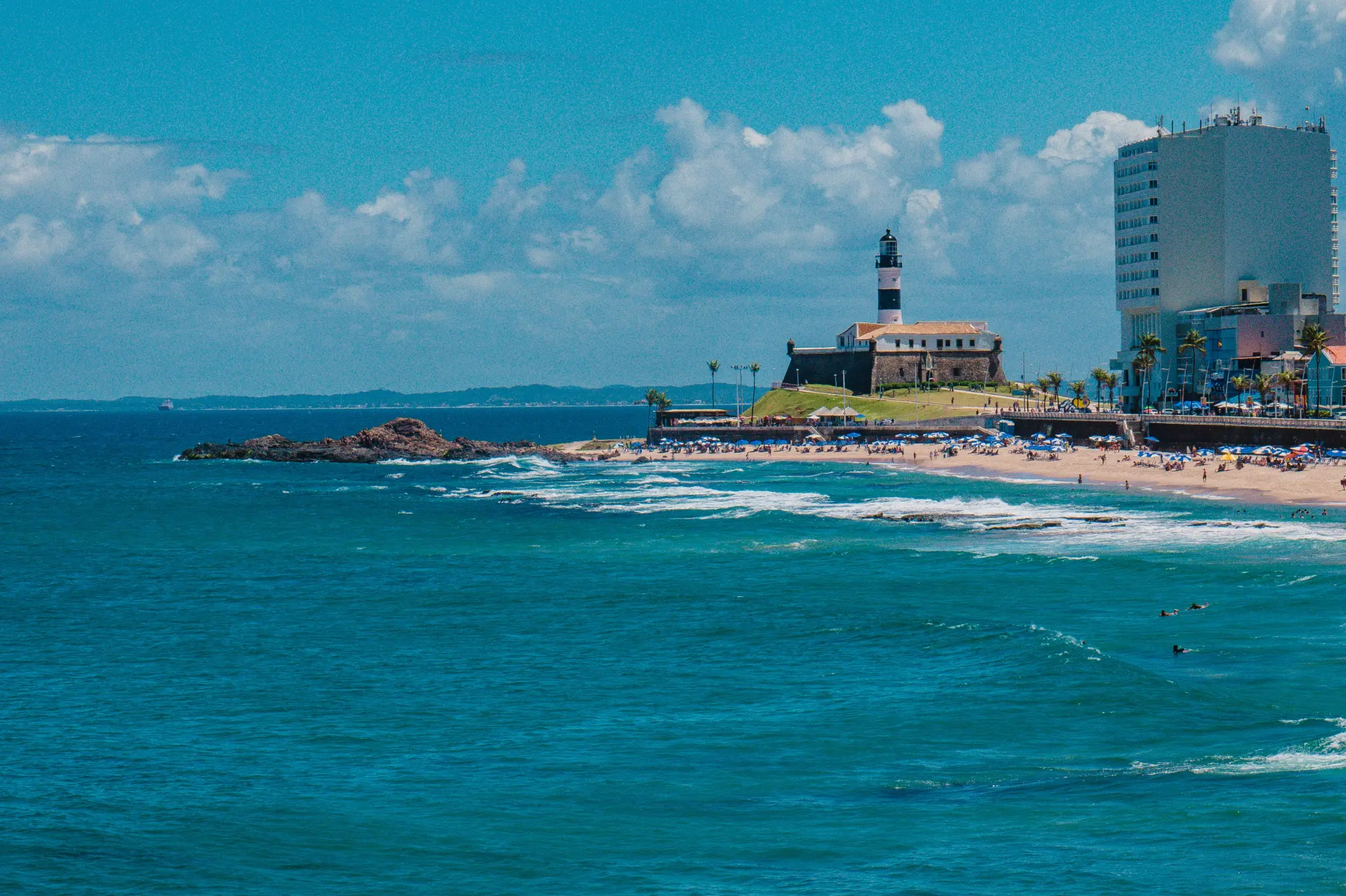 Vista panorâmica do Farol da Barra e praia